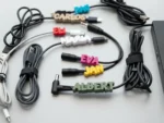 Colección de clips organizadores de cables personalizados en varios colores vistos desde el frente.