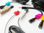 Colección de clips organizadores de cables personalizados en diferentes colores, vista en perspectiva.
