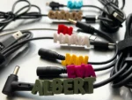 Detalle del clip organizador de cables personalizado con acabado en 3D.