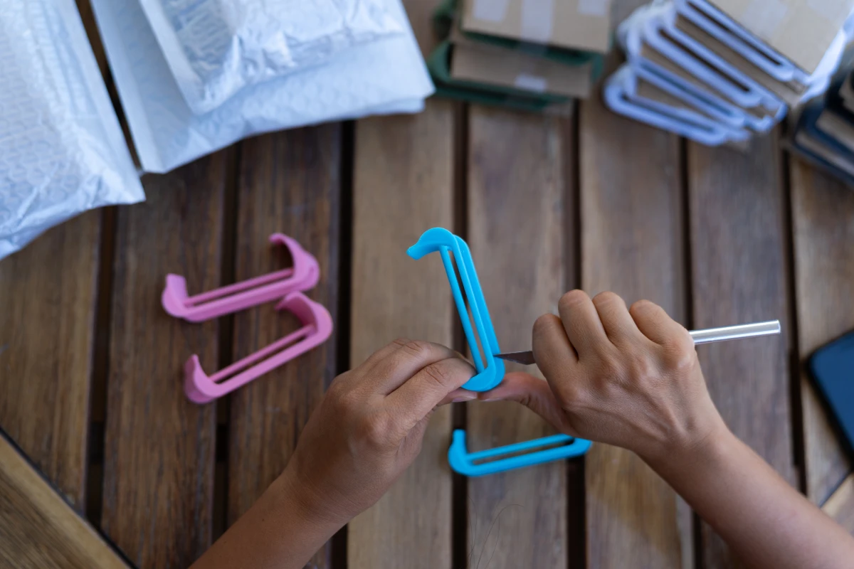 Proceso artesanal de limpieza de piezas impresas en 3D